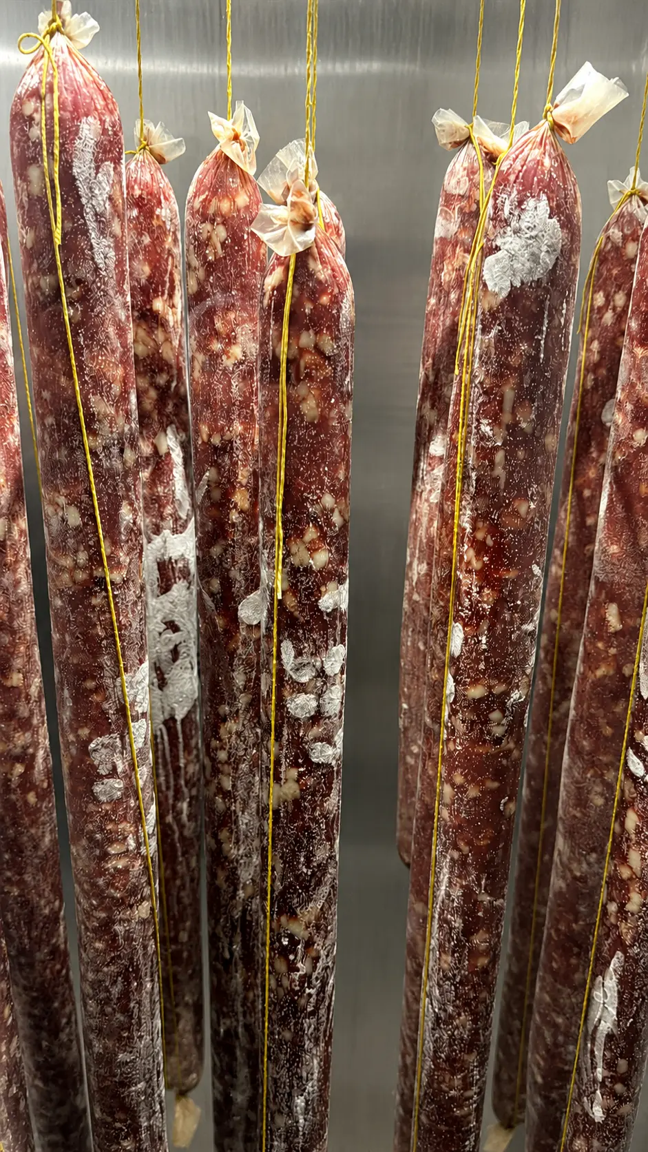 Detalle de producción real de salames dentro de un secadero VETTA
